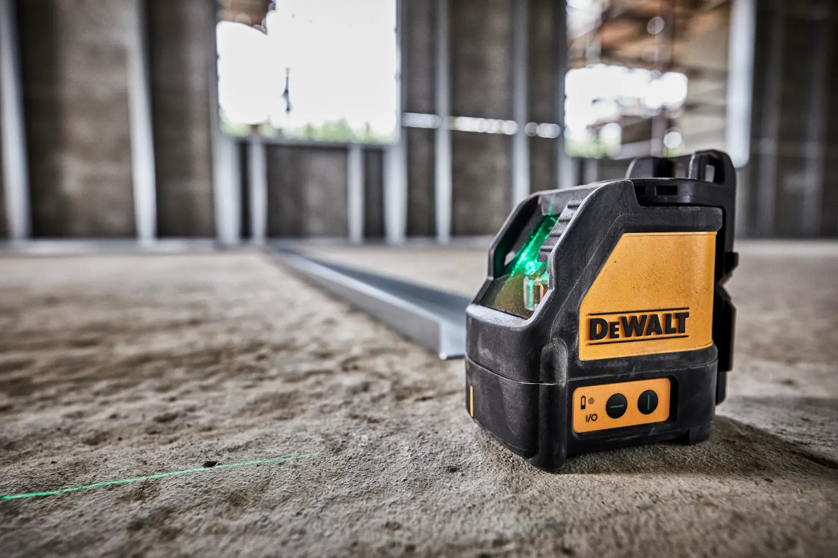 Primer plano de una herramienta láser de línea transversal autonivelante de marca DEWALT. El producto es negro y amarillo con la marca DEWALT prominente, y el texto describe su capacidad para proyectar brillantes líneas horizontales y verticales.
