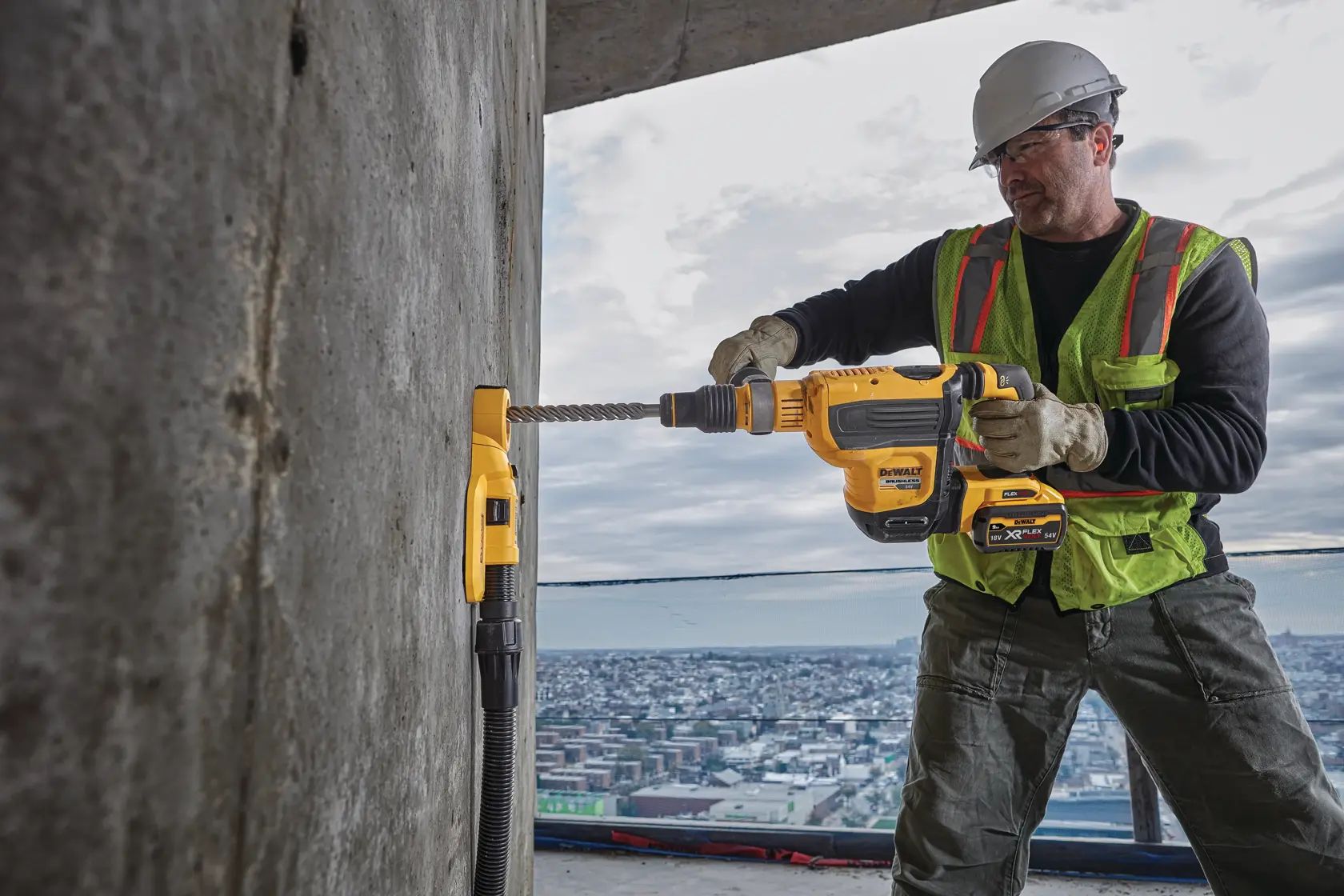 DEWALT DWH050, DWH050K, DWH050-XJ extractor de polvo usado en pared de concreto en obra.