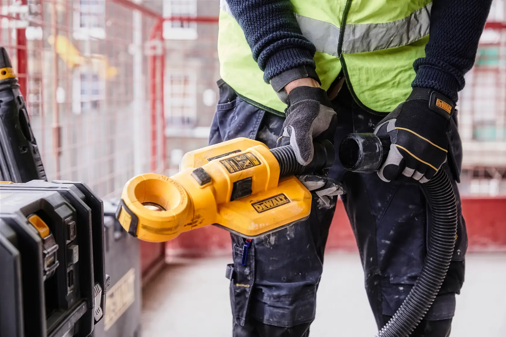 Herramienta de extracción de polvo DEWALT para fotografía, DWH050, DWH050K, DWH050-XJ, en uso.