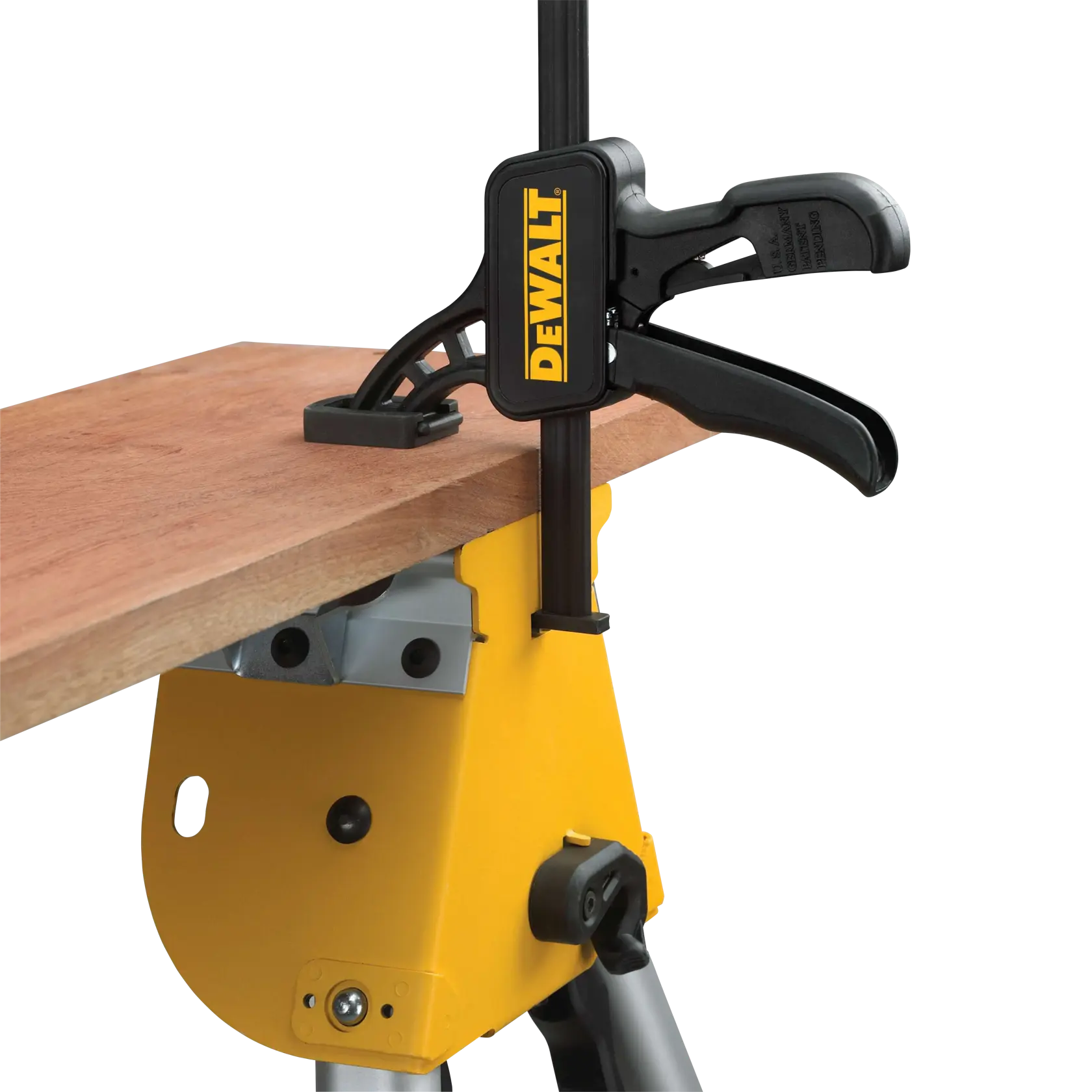 Pinza DEWALT fija una tabla de madera a un banco amarillo para mayor estabilidad al cortar o ensamblar.
