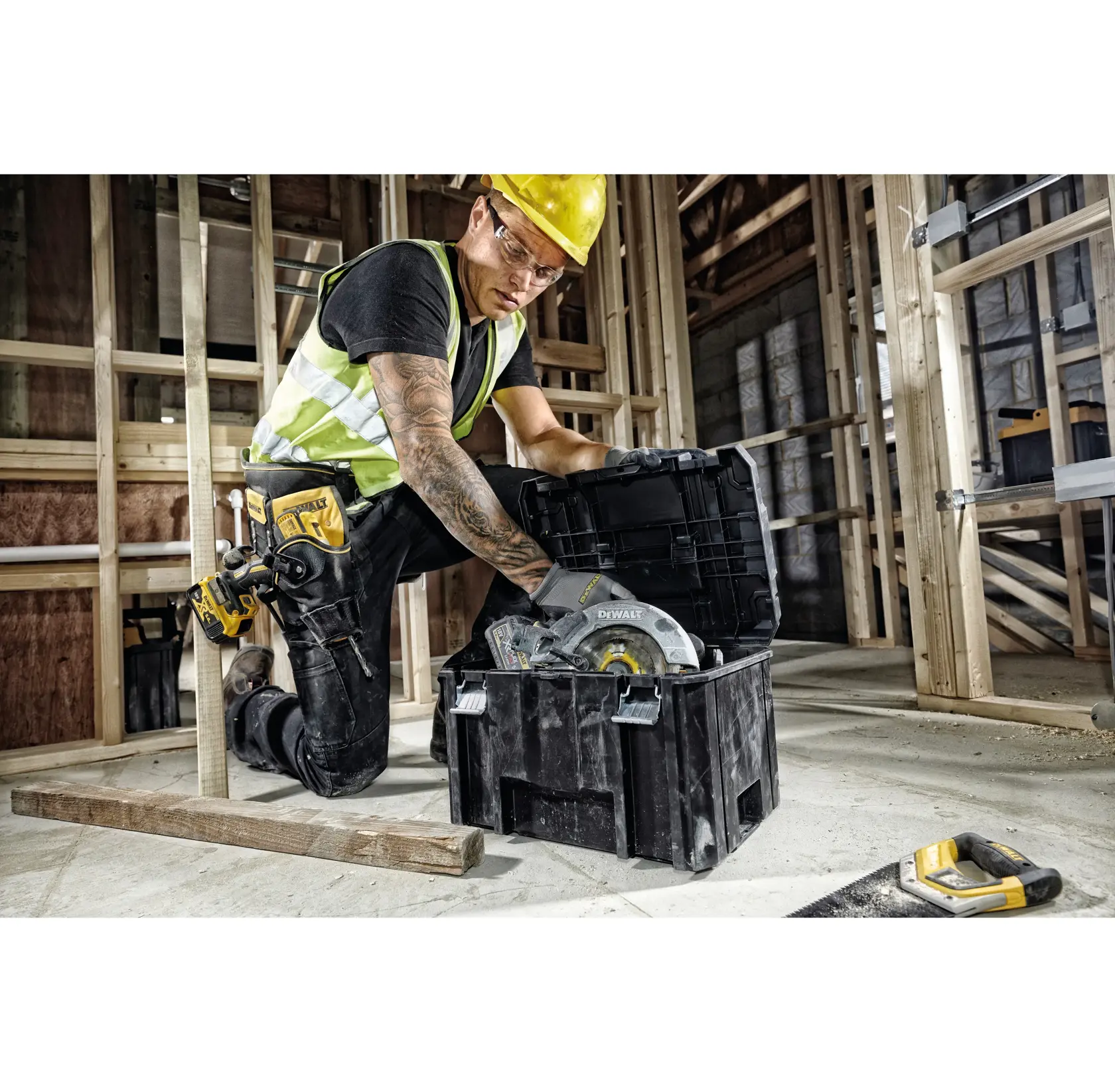 Cassetta DEWALT DWST1-71195 con sega circolare, usata da lavoratore inginocchiato in cantiere.