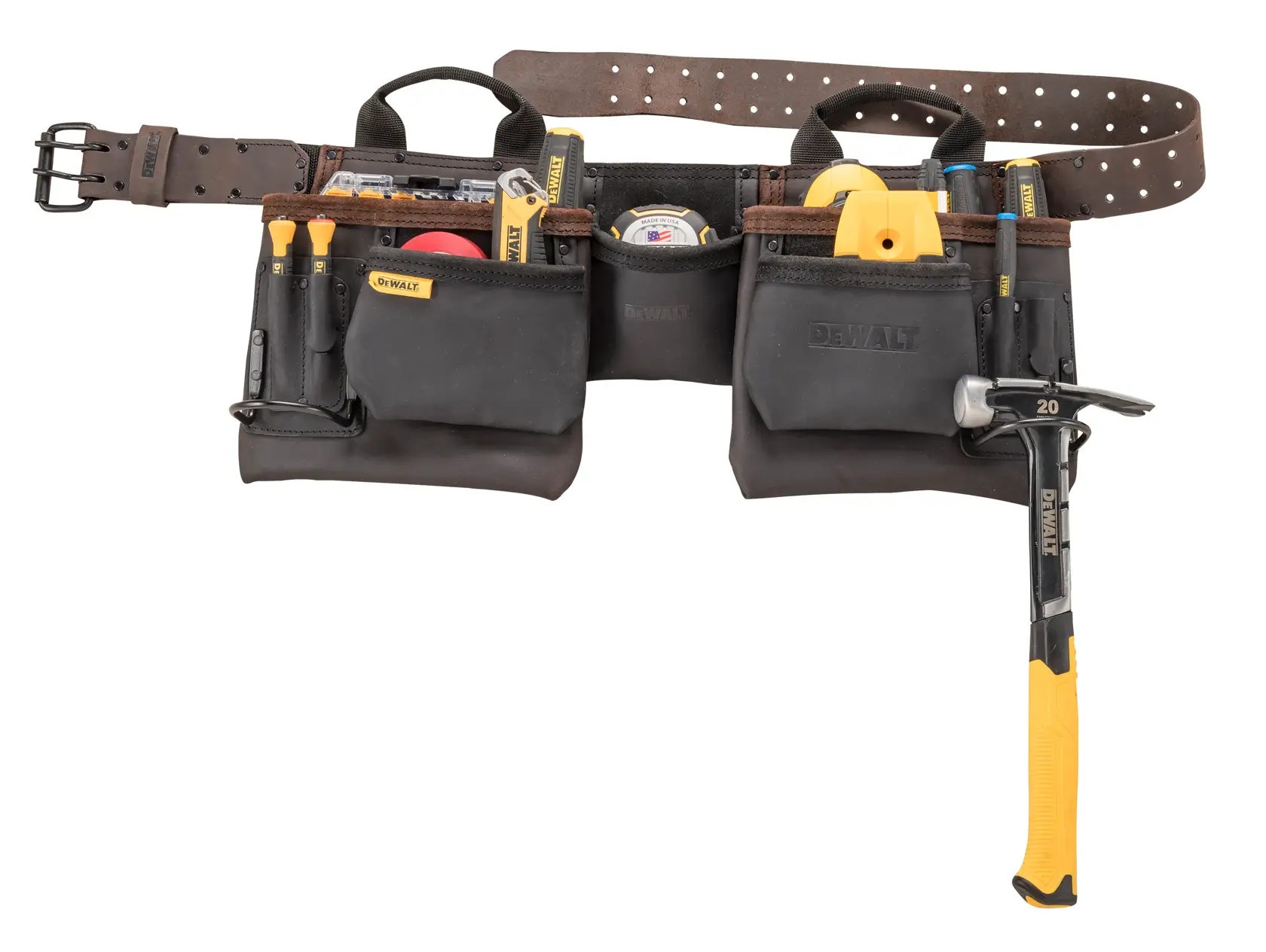 Un cinturón de herramientas de cuero DEWALT con múltiples bolsillos, lleno de varias herramientas de mano, incluyendo un martillo, destornilladores, cinta métrica y otros accesorios.