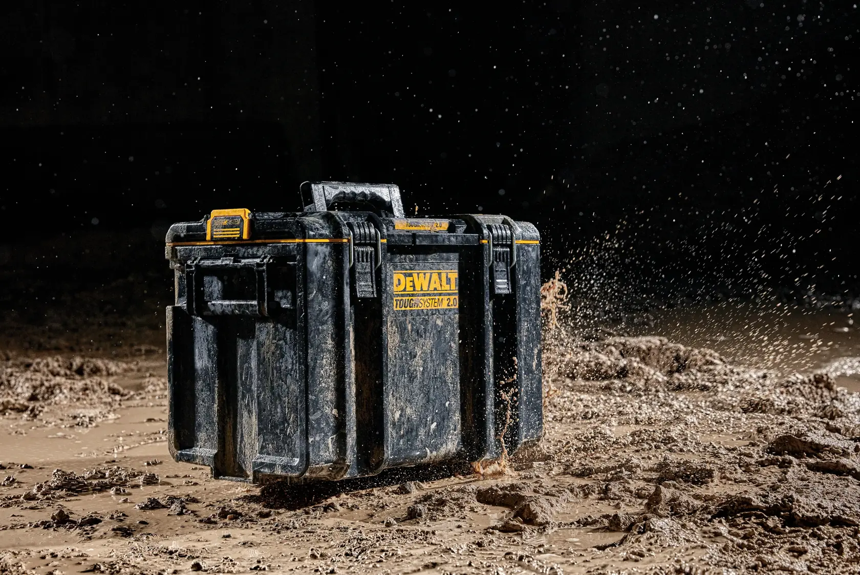 Caja DEWALT ToughSystem 2.0 en lodo, mostrando resistencia y durabilidad ante el agua.