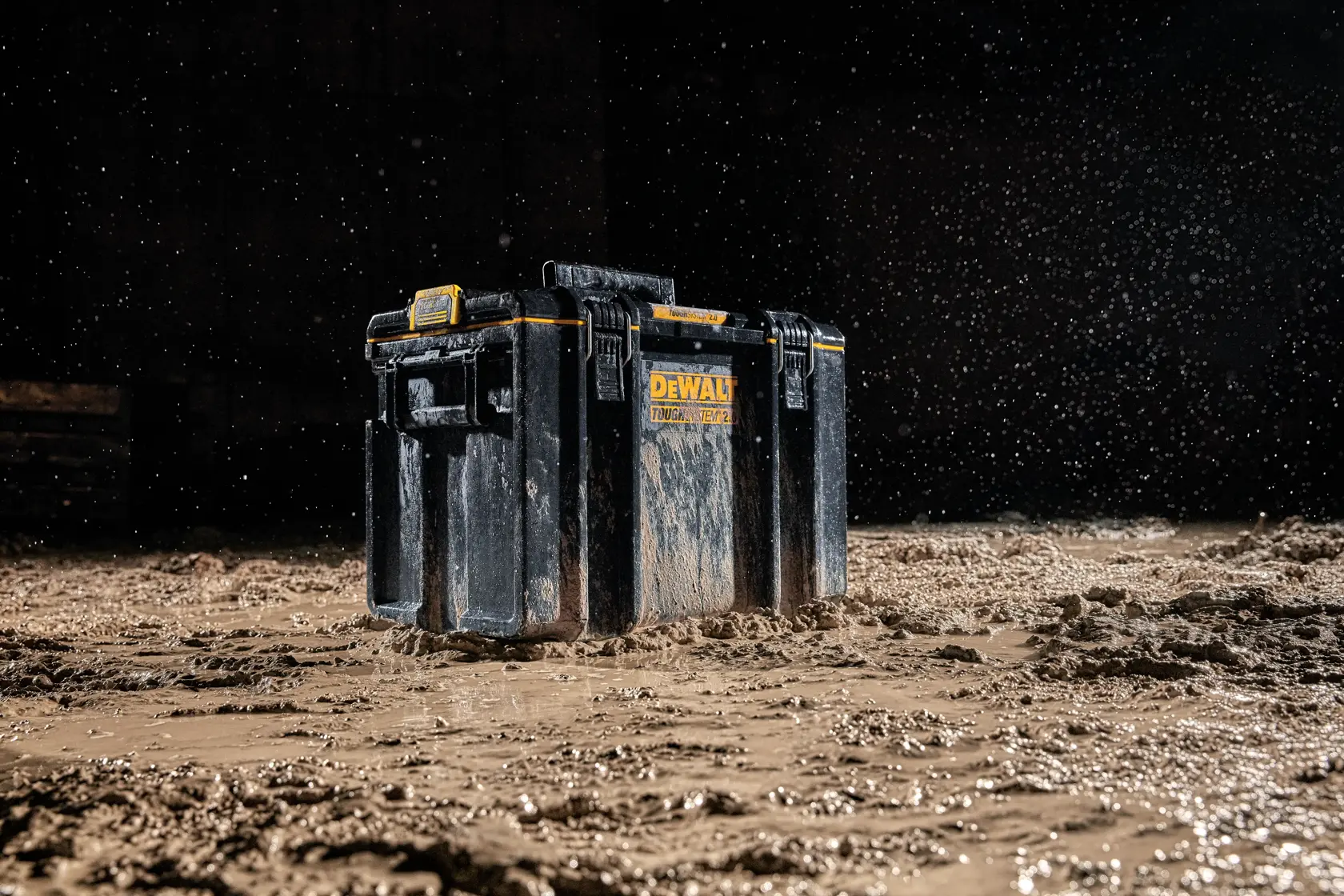 Caja de herramientas DEWALT DWST83342-1 en barro con agua, resaltando su durabilidad.