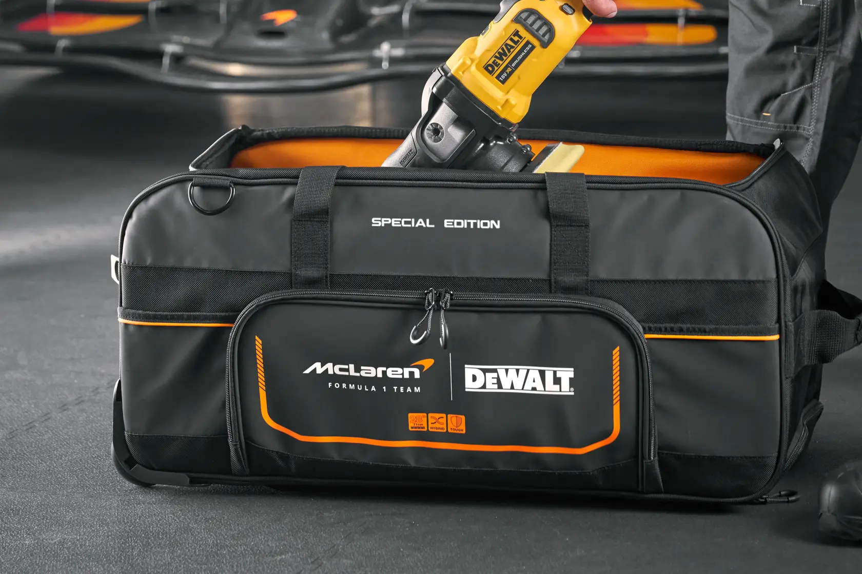 Bolsa de herramientas DEWALT edición especial con logo McLaren y herramienta eléctrica amarilla.