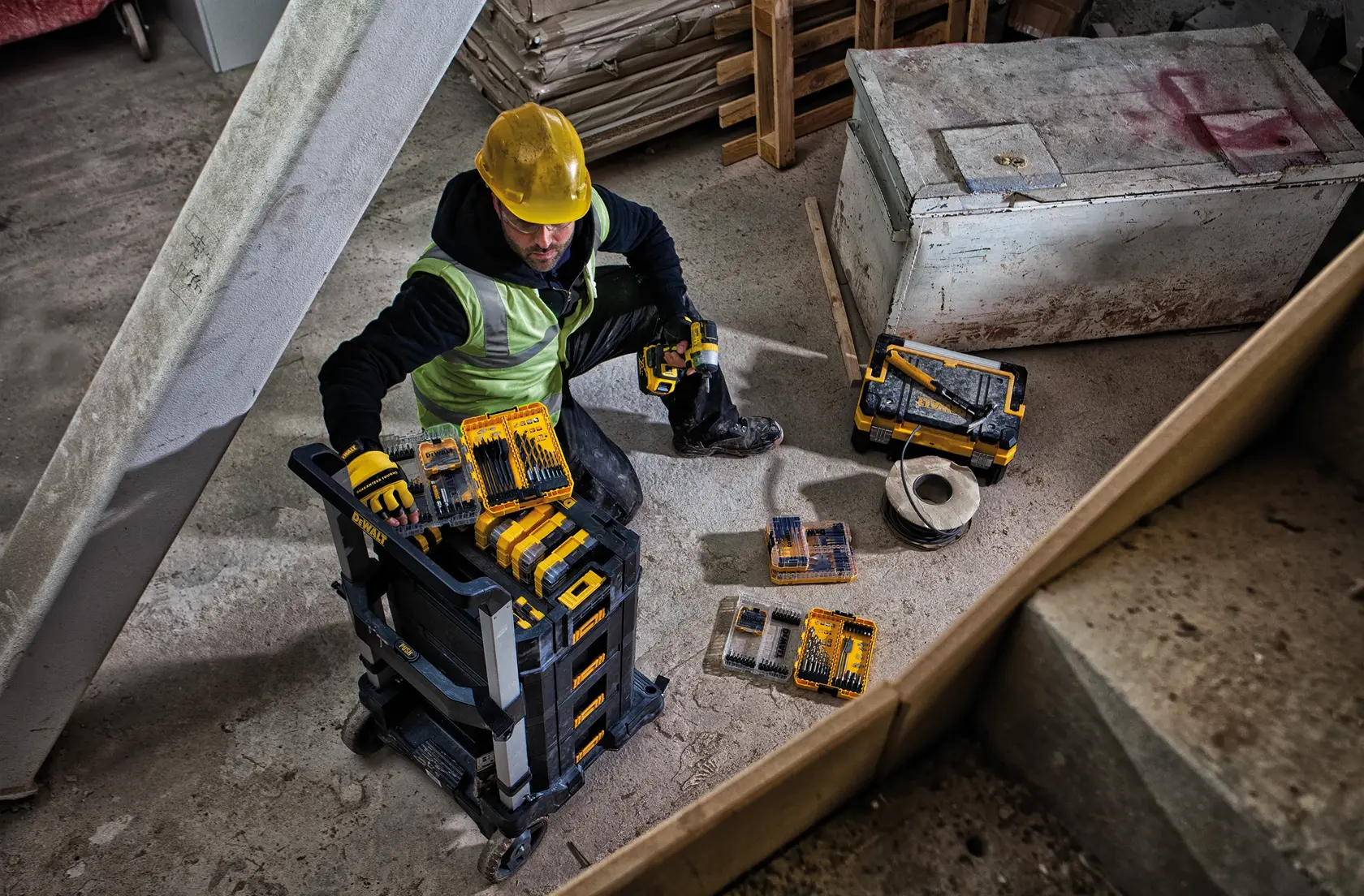 DEWALT DWST83454-1, DWST1-71196, DT70716, DT70758 kits de herramientas en obra. Categoría fotografía.