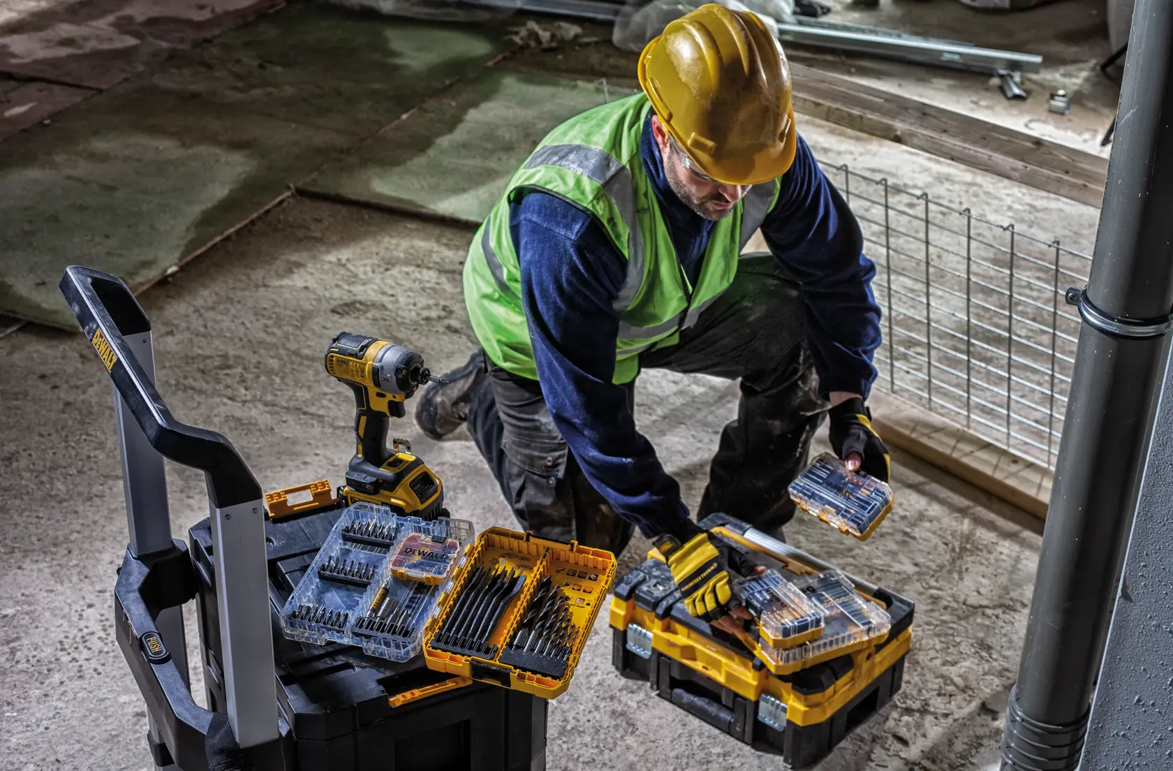 DEWALT DWST83454-1, DWST1-71196, DT70758 herramientas, operario con estuches. Categoría fotografía.