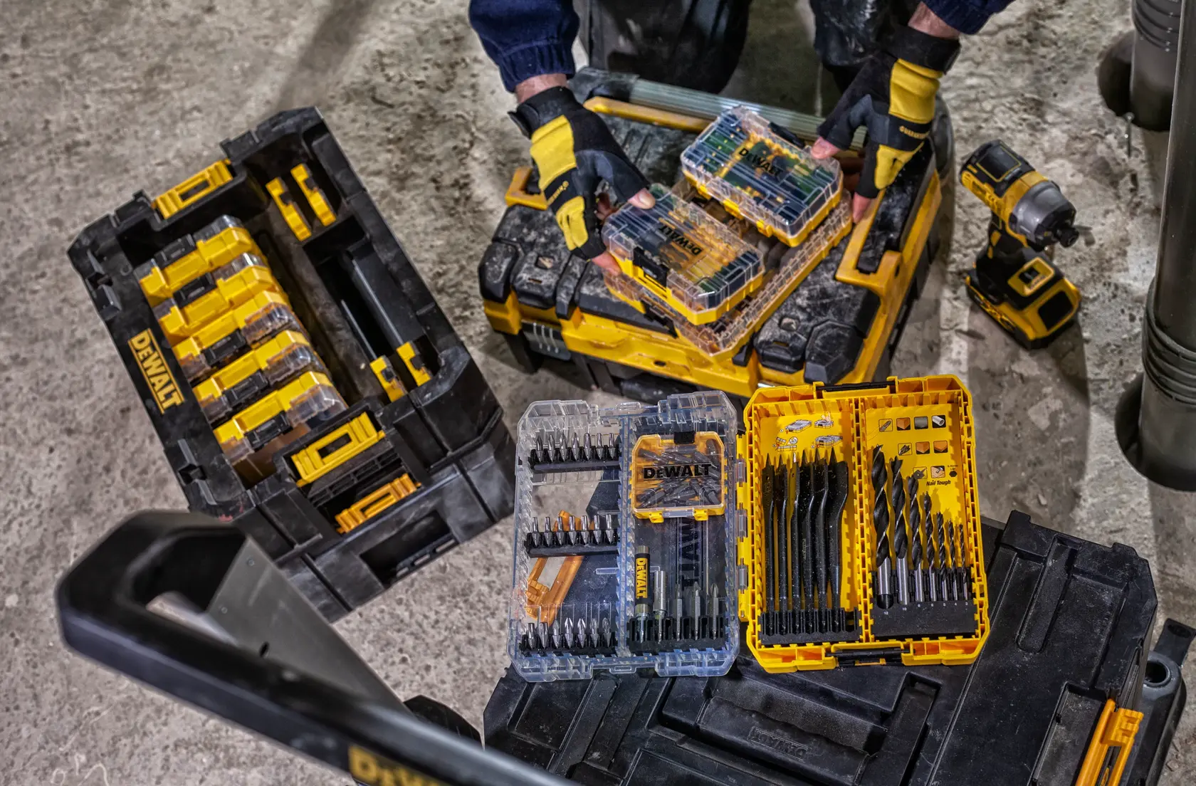 Herramientas DEWALT y cajas. SKUs: DWST83454-1, DWST1-71196, DT70716, DT70758. Foto de producto.